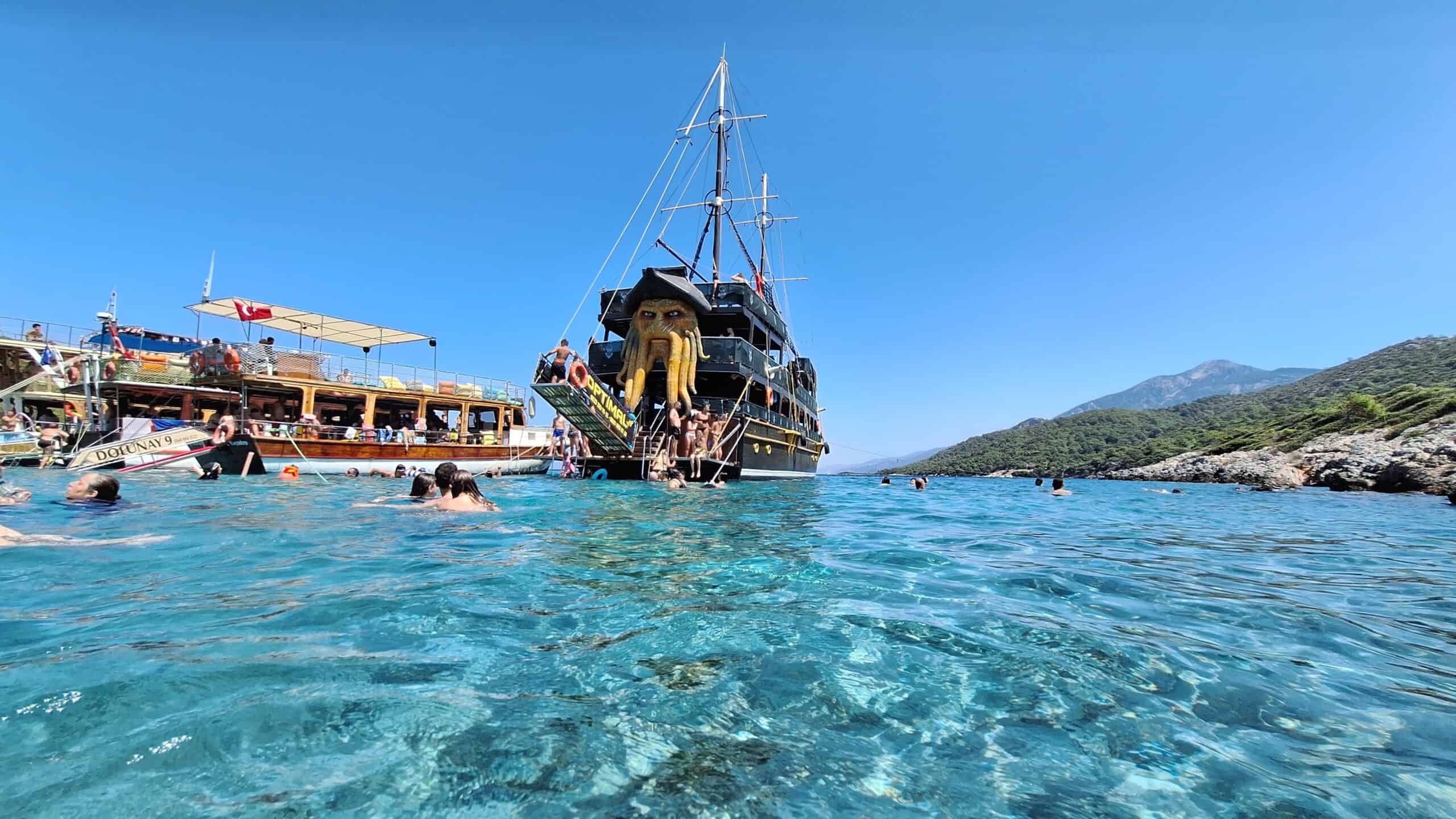 Kuşadası Tekne Turu’nda Dalış ve Su Sporları İmkânları