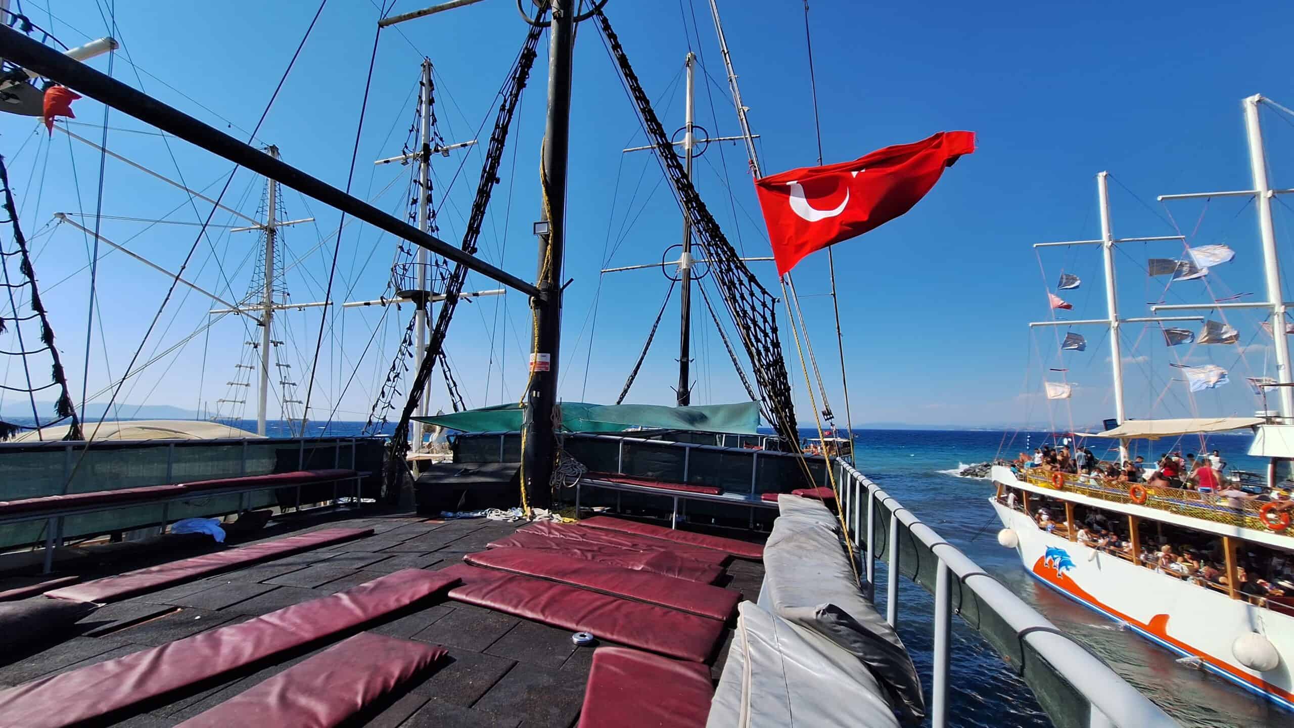 How to Discover Hidden Gems on an Affordable Boat Tour